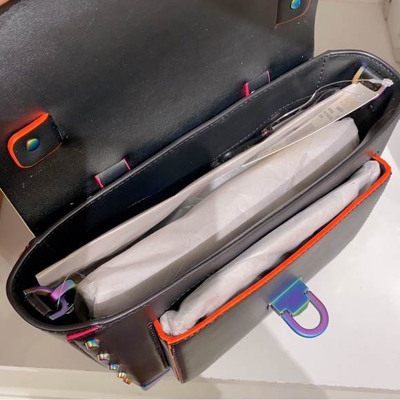 Michael Kors Manhattan Medium Leather Satchel - Picture 4 of 9